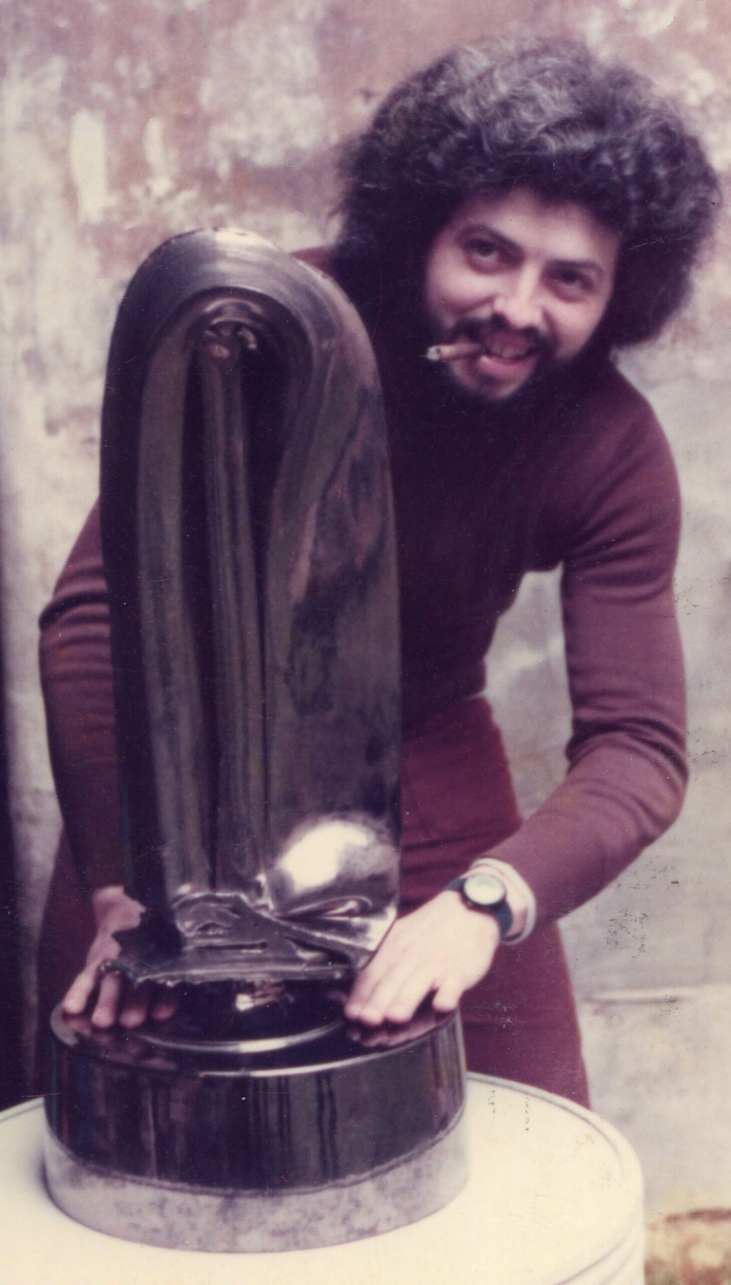 Alfonso Leoni con una sua opera